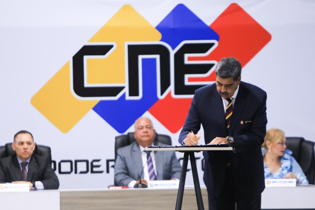 Ocho candidatos firmaron documento en el CNE para respetar resultados y pedir cese de sanciones