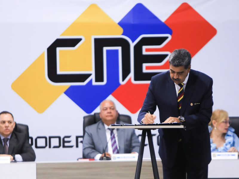 Ocho candidatos firmaron documento en el CNE para respetar resultados y pedir cese de sanciones