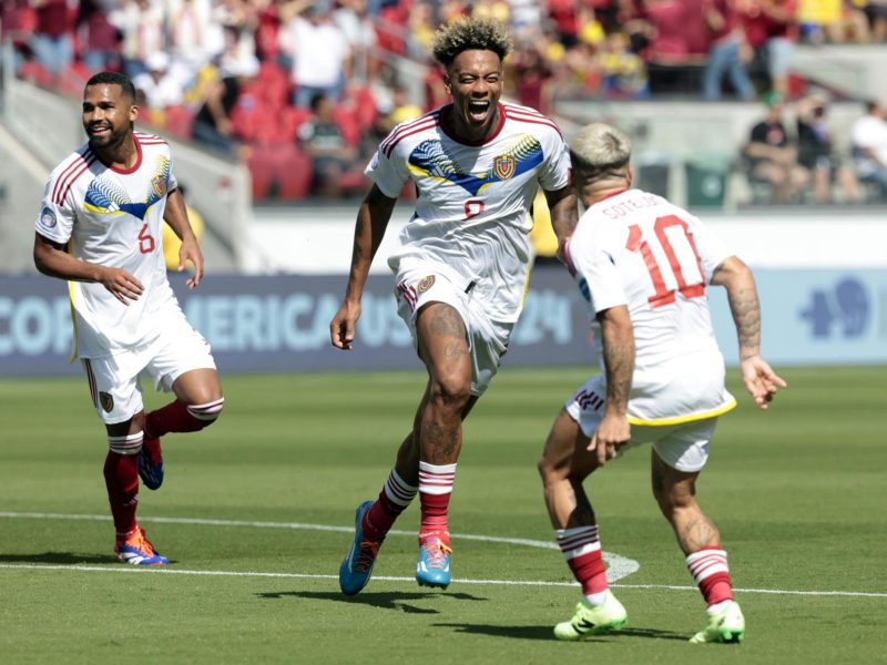 Vinotinto remonta y vence 2-1 a Ecuador en su debut