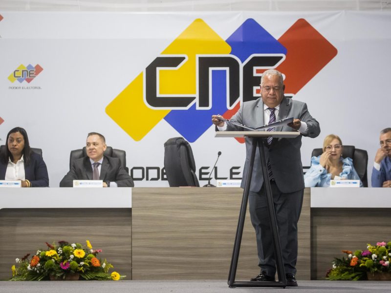 CNE aprueba norma que obliga a los testigos a trabajar en los centros donde votan