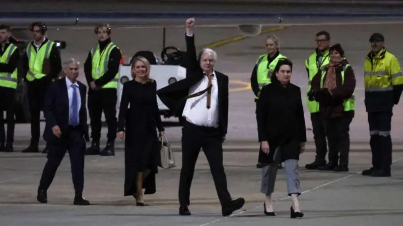 Julian Assange recupera la libertad tras declararse culpable de un delito ante una corte de EE.UU. y se dirige a su Australia natal