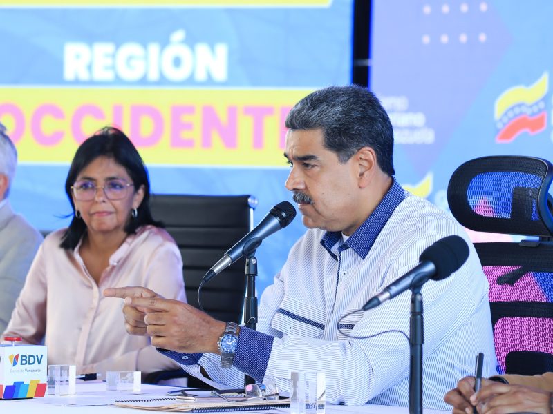 Maduro pide al pueblo de Bolivia defender la democracia y a su presidente