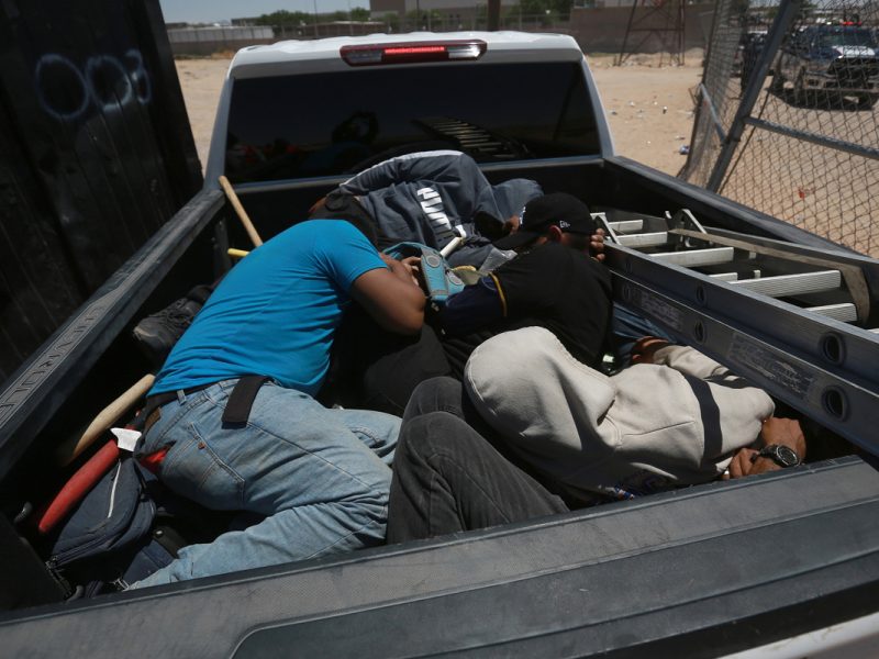 Suman 25 migrantes muertos en medio de las restricciones en la frontera México-EEUU