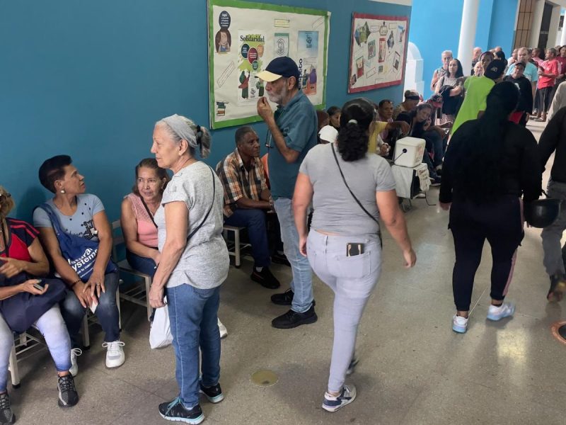 Capriles pide cubrir con testigos todas las mesas de votación en elecciones presidenciales