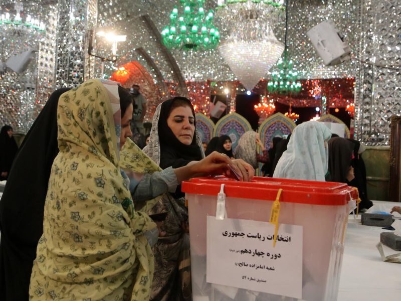 Irán elige entre un moderado y un radical en la segunda vuelta de las presidenciales