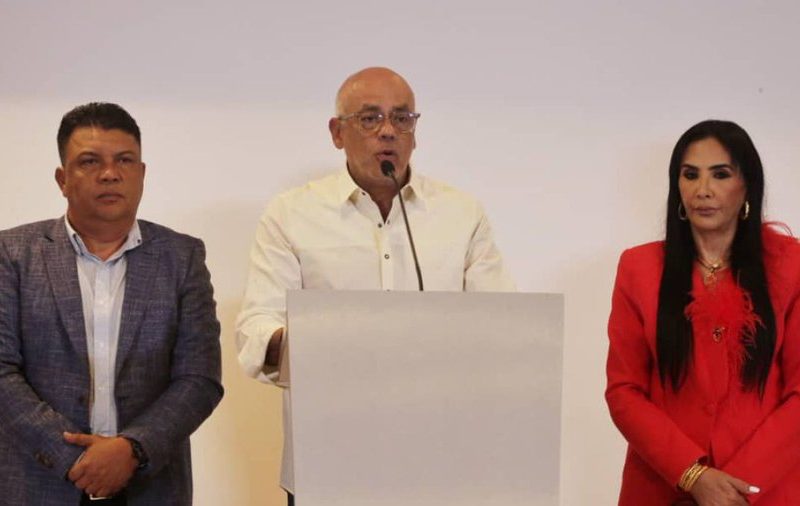Tres alcaldes de la MUD y uno de la Alianza Democrática anuncian respaldo a candidatura de Maduro