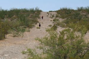 Migrantes optan por cruzar el desierto ante operativos de México y EEUU