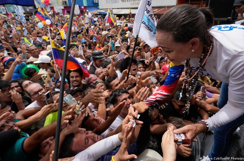 Machado pide a Maduro negociar una transición ordenada