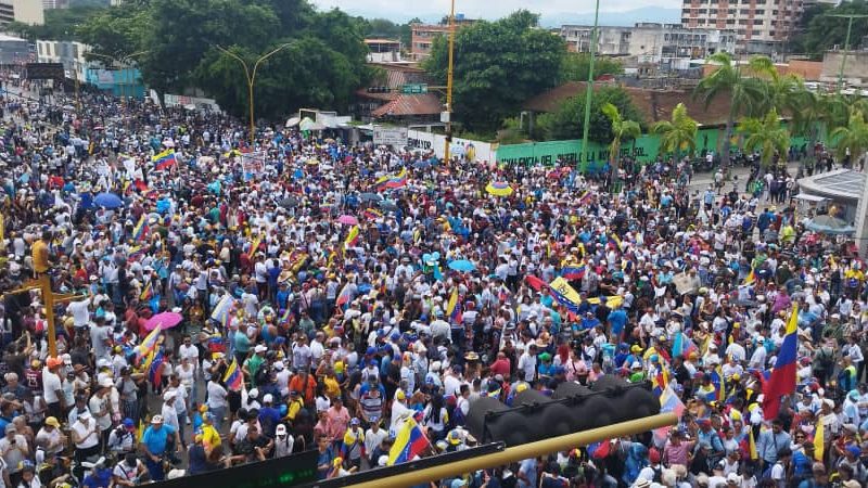 Los caminantes de la avenida Cedeño