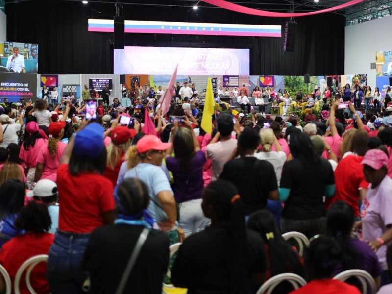 Maduro llama "demonia envidiosa" a María Corina Machado en acto con mujeres chavistas