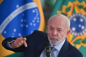 Presidente de Brasil habla con periodistas de agencias internaciones en Brasilia