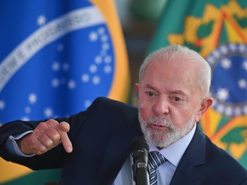 Presidente de Brasil habla con periodistas de agencias internaciones en Brasilia