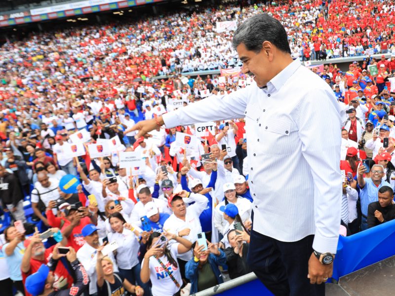 Nicolás Maduro pide el voto a los trabajadores y promete "recuperar" los salarios