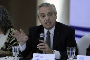 Fernández no viajará a Venezuela tras denunciar que Gobierno de Maduro le pidió no hacerlo