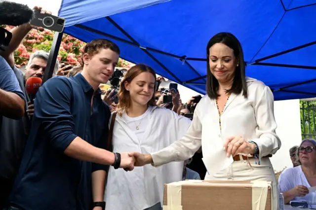 María Corina Machado deposita su voto durante las elecciones primarias de la oposición
