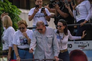 Machado y González Urrutia piden a militares y policías colocarse "del lado del pueblo" y parar represión