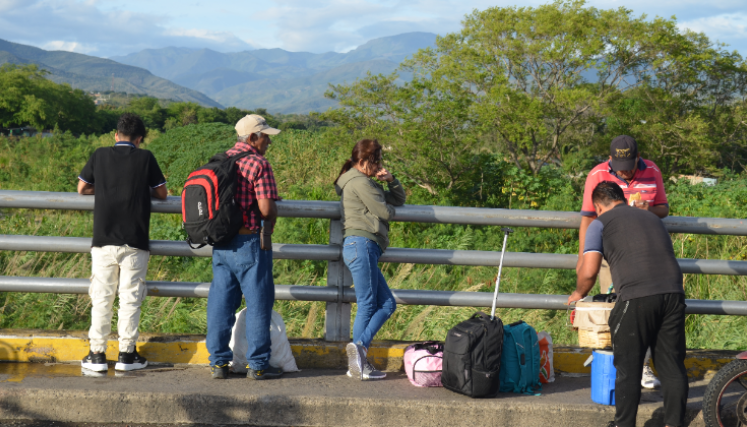 Personas se quedaron varadas en la mitad del puente por el cierre de frontera. Personas se quedaron varadas en la mitad del puente por el cierre de frontera.