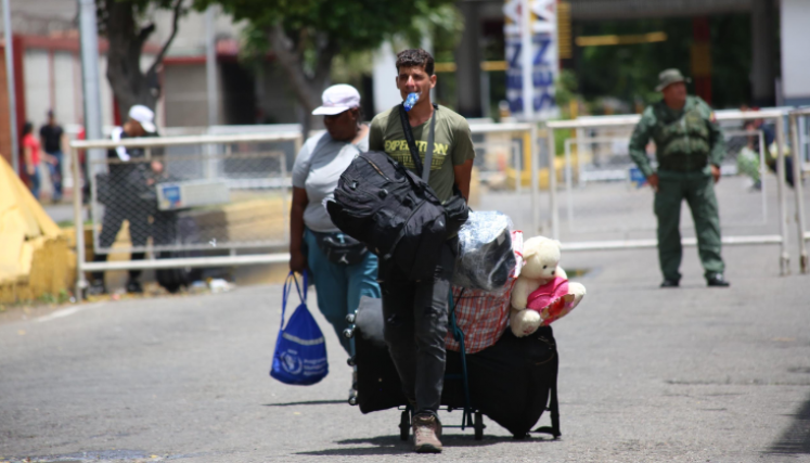 Por razones de seguidad, autoridades venezolanas permitieron paso de algunas personas. Por razones de seguidad, autoridades venezolanas permitieron paso de algunas personas.