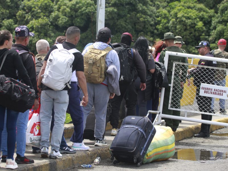 Cierre de la frontera por las elecciones paraliza el movimiento entre Colombia y Venezuela