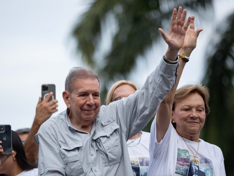 Es una derrota política para la oposición pero no el final, opinan analistas sobre exilio de Edmundo González 