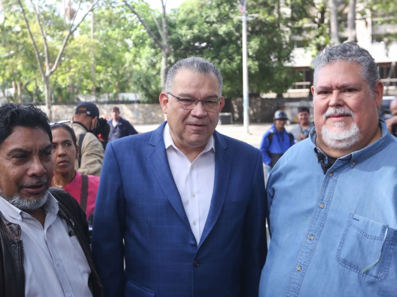Candidato a la presidencia de Venzuela Enrique Márquez vota
