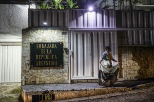 Internacionalistas: asedio a Embajada Argentina debilita aún más posición de Maduro ante países