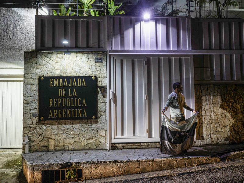 Internacionalistas: asedio a Embajada Argentina debilita aún más posición de Maduro ante países