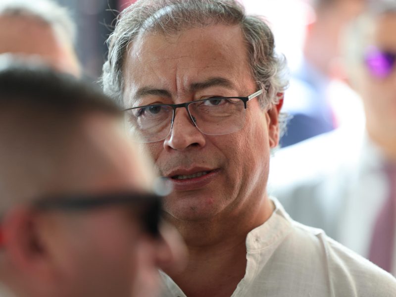 Gustavo Petro dice que venezolanos deben llegar a acuerdo sobre presidente y para cesar violencia