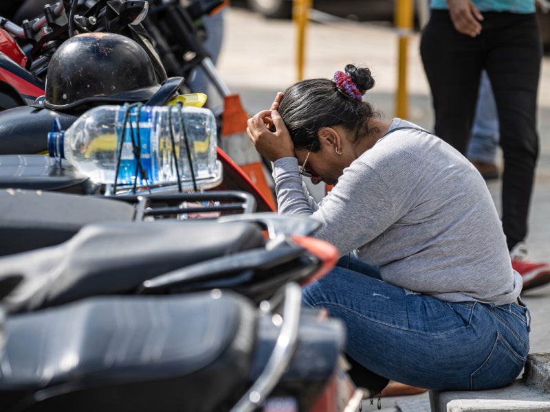 Familiares de personas detenidas esperan fuera del comando de la Policía Nacional Bolivariana en Caracas