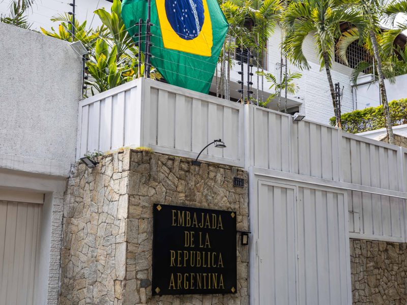 Las misiones diplomáticas que tuvieron que hacer sus maletas tras elecciones presidenciales
