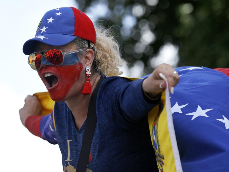 Miles de personas protestan en Venezuela por el resultado oficial de las elecciones