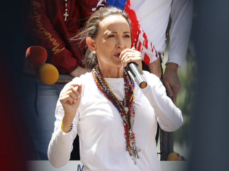 María Corina Machado hablando en una marcha