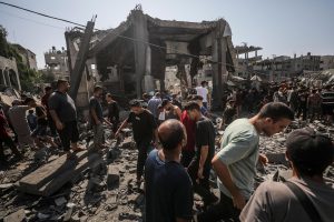 Al menos 14 muertos en un bombardeo israelí contra una escuela de UNRWA en el centro Gaza