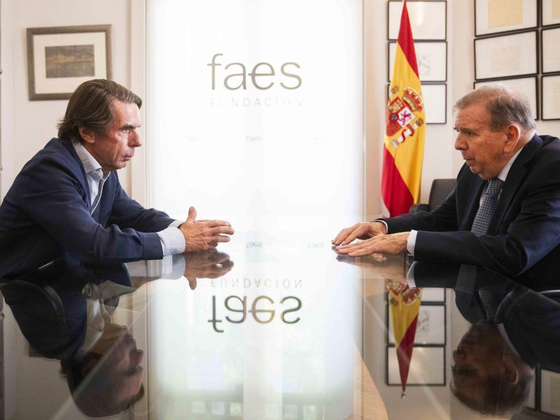 Aznar: Debemos trabajar para que exilio de Edmundo González acabe cuanto ates