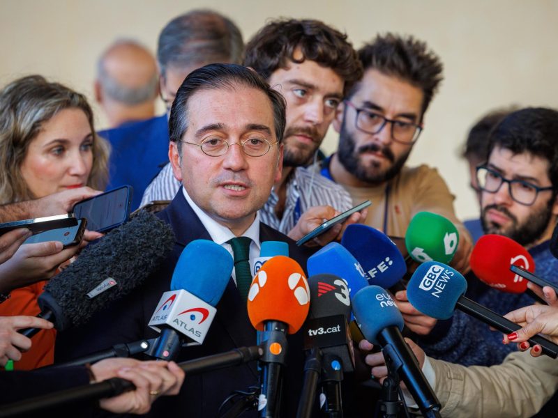 Albares pide a Feijóo que "desautorice inmediatamente" las "calumnias" de Pons al Gobierno