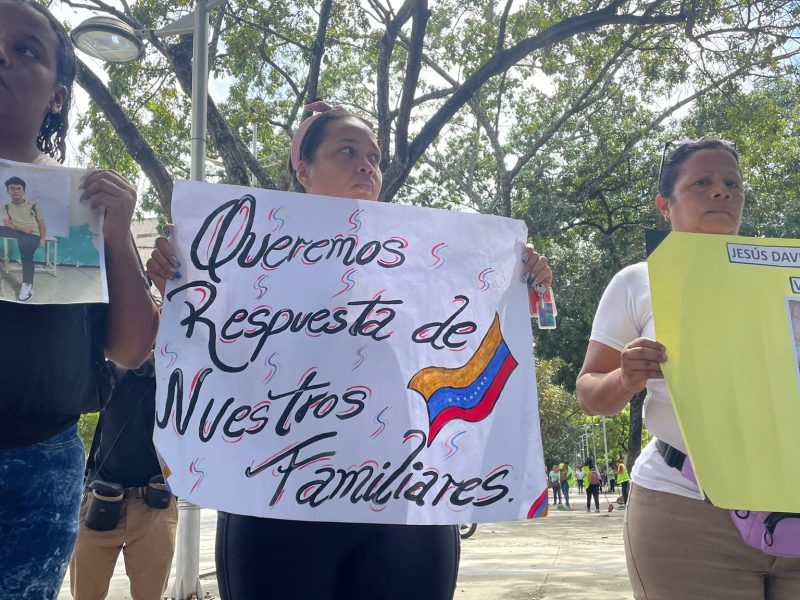"Le están truncando sus sueños", dice madre de adolescente en protesta frente a la Fiscalía