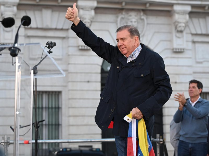 González Urrutia saluda a venezolanos que se congregaron en Madrid