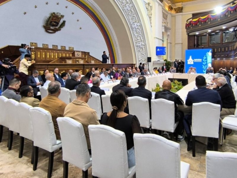 Jorge Rodríguez, presidente de la Asamblea Nacional durante reunión con representantes de varios partidos este jueves en Caracas / Foto: Asamblea Nacional de Venezuela