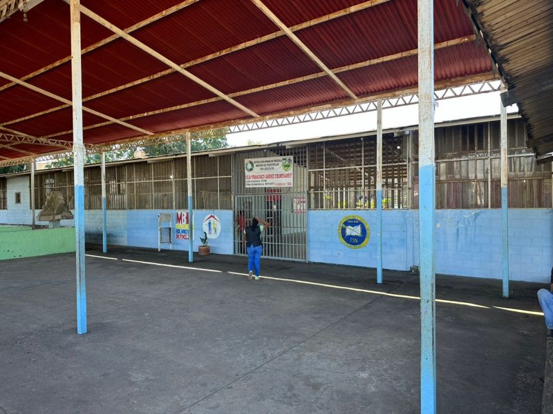 Impiden a periodistas entrar a escuela en el estado Bolívar