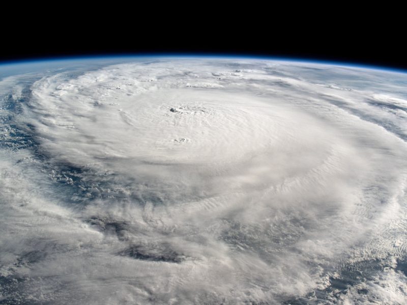 El huracán Milton crece de tamaño y genera los primeros tornados en su camino a Florida