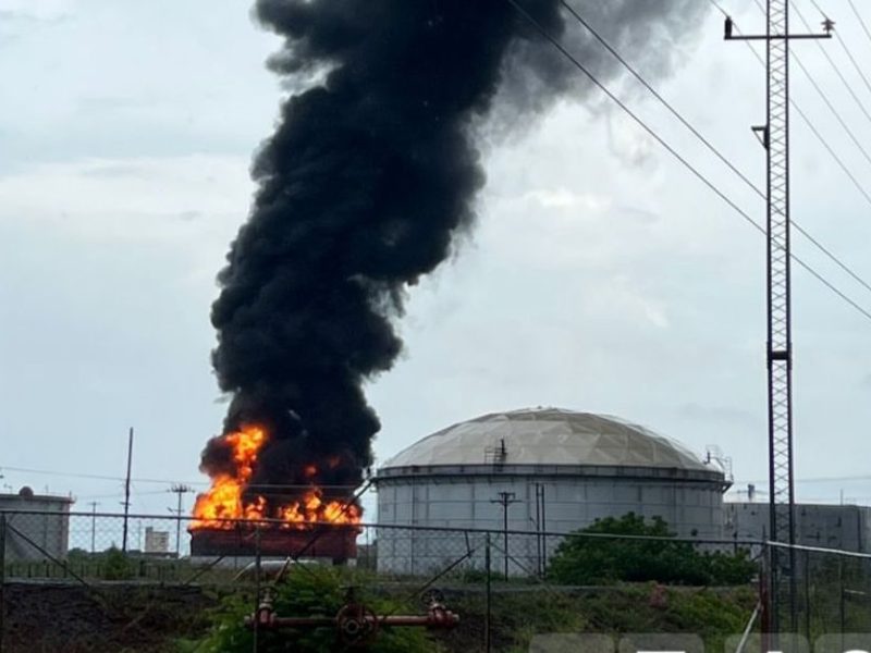 Explota tanque de almacenamiento de petróleo en Cabimas