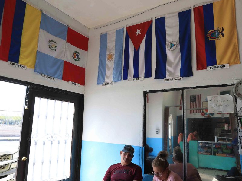 Migrantes de Cuba, Nicaragua y Venezuela quedan en el limbo en México por medidas de EEUU