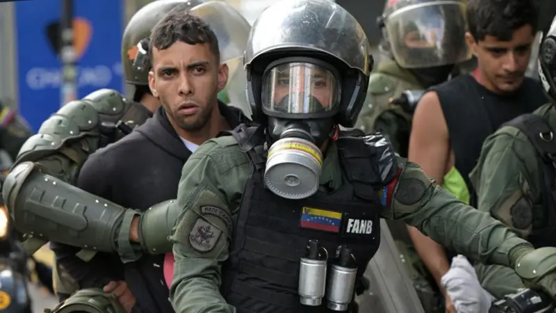 "Desde que lo detuvieron mi hermano ha perdido unos 60 kilos": las denuncias de los familiares de los arrestados en Venezuela tras las elecciones de hace 3 meses