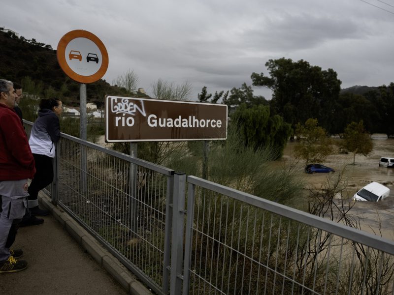 La dana deja desalojados, un río desbordado y un AVE descarrilado en Álora (Málaga)