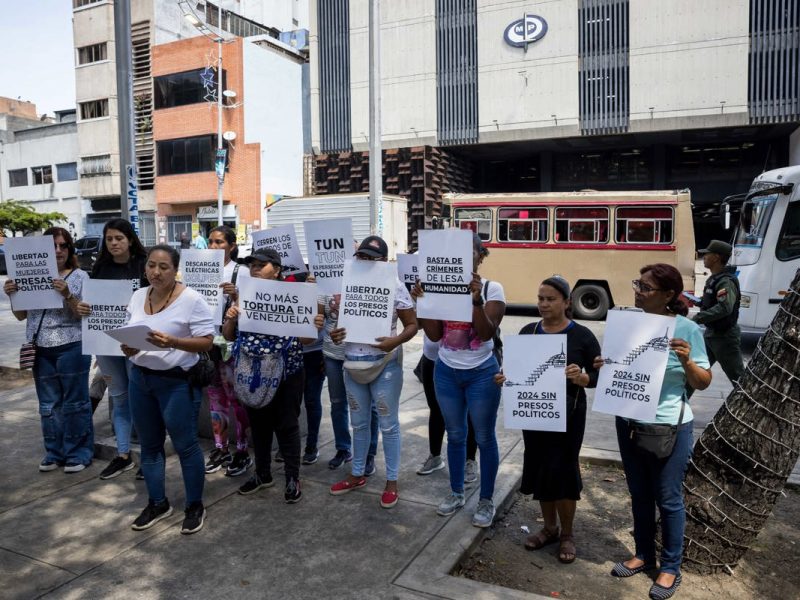 Familiares de detenidos en la crisis poselectoral en Venezuela exigen retirar los cargos