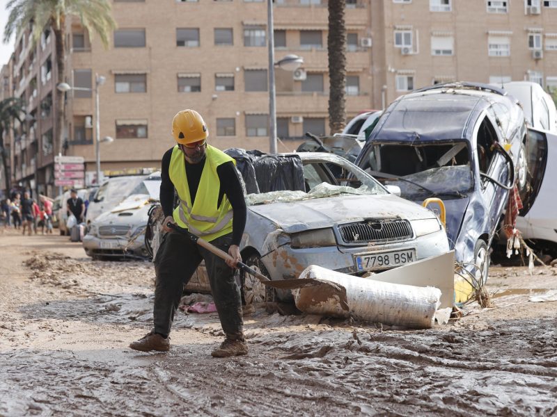 Un bombero venezolano en la zona cero del temporal en España: "No hay más terror que este"