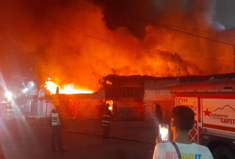 Incendio consume galpón en Catia y deja siete personas lesionadas