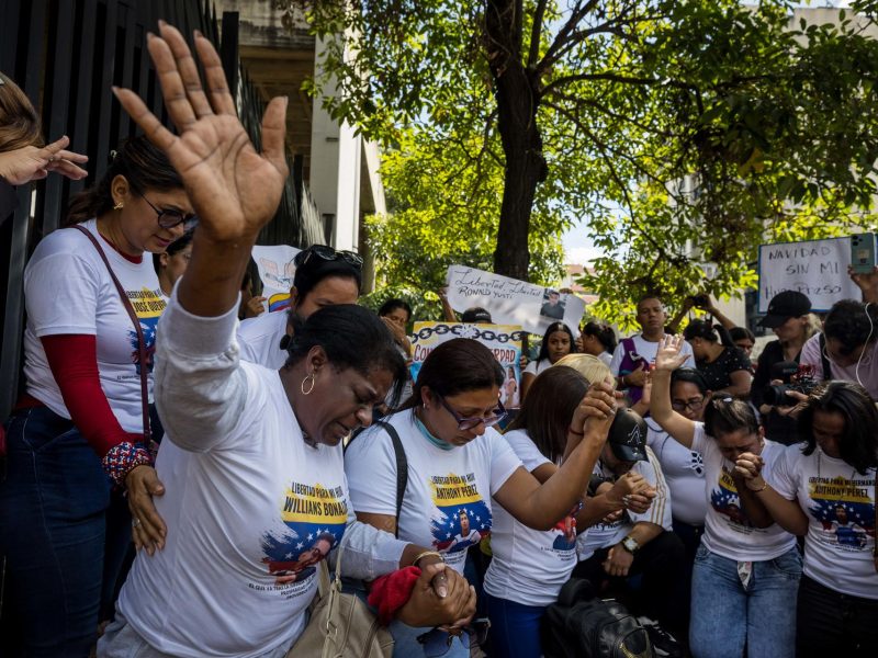 Familias de detenidos tras elecciones piden a Maduro "medida de gracia" para su liberación