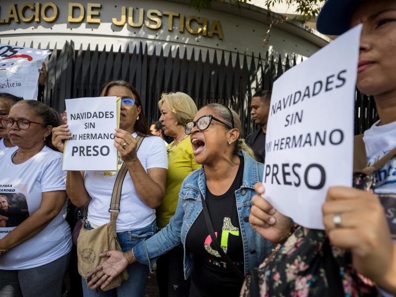 Familias de detenidos tras elecciones piden a Maduro "medida de gracia" para su liberación