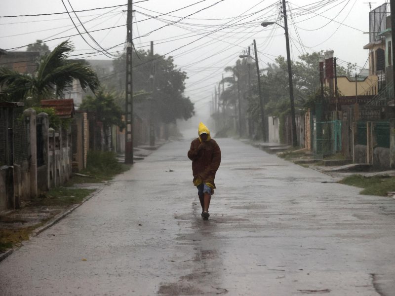 Paso de huracán Rafael deja derrumbes, sótanos inundados y otro apagón total en La Habana